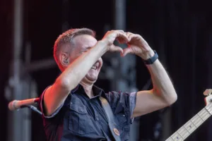 Bassist Jürgen Wernet formt mit beiden Händen ein Herz.