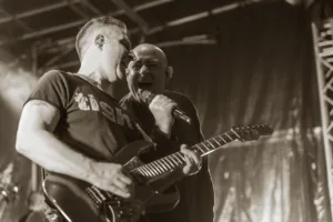 Gitarrist Sascha Happle und Sänger Sascha Spitz teilen sich im Schwarzweißbild den vorderen Bühnenraum zwischen Gitarre und Mikrofon.