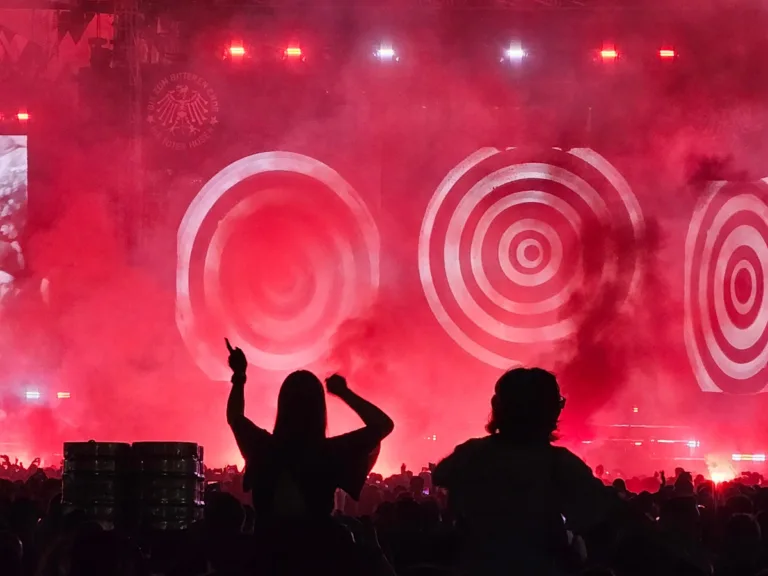 Bericht Header Foto: Die Bühne des Toten Hosen Konzerts @ Neue Messe Freiburg, 25. Juli 2026
